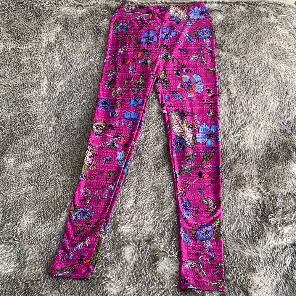 LulaRoe OS Magenta Floral 🌺🍃 leggings.
